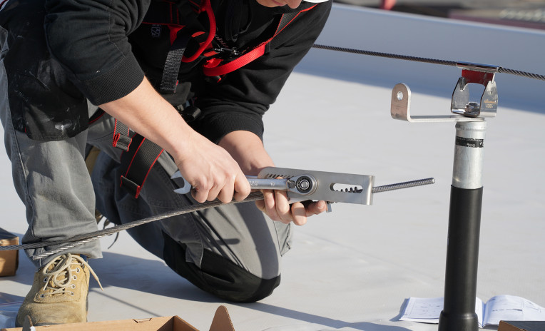 Linea vita tetto: attrezzatura edile prestata alla sicurezza sul lavoro 